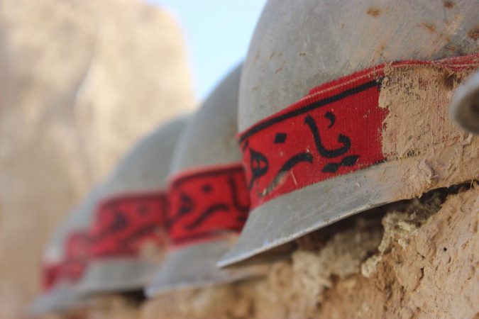 کنون نهاده علی، سر به روی شانهی در؛ و روی گونهی او خاطرات میلرزد کنون نهاده علی، سر به روی شانهی در؛ و روی گونهی او خاطرات میلرزد